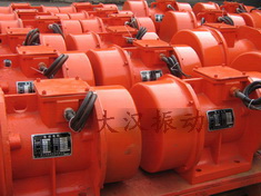 YZS振動(dòng)電機(jī)：加裝防護(hù)外殼，密封性強(qiáng)不易損壞。